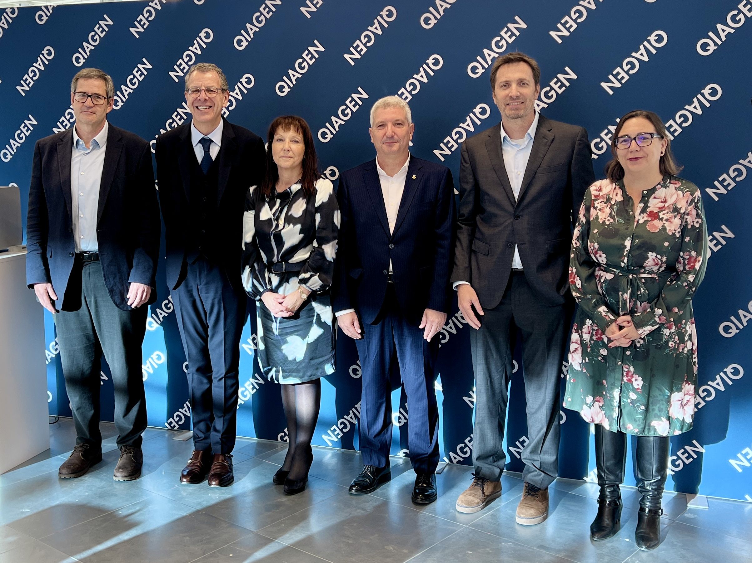 Foto de grup durant la presentació de la inversió de Qiagen | Àlex Recolons (ACN)