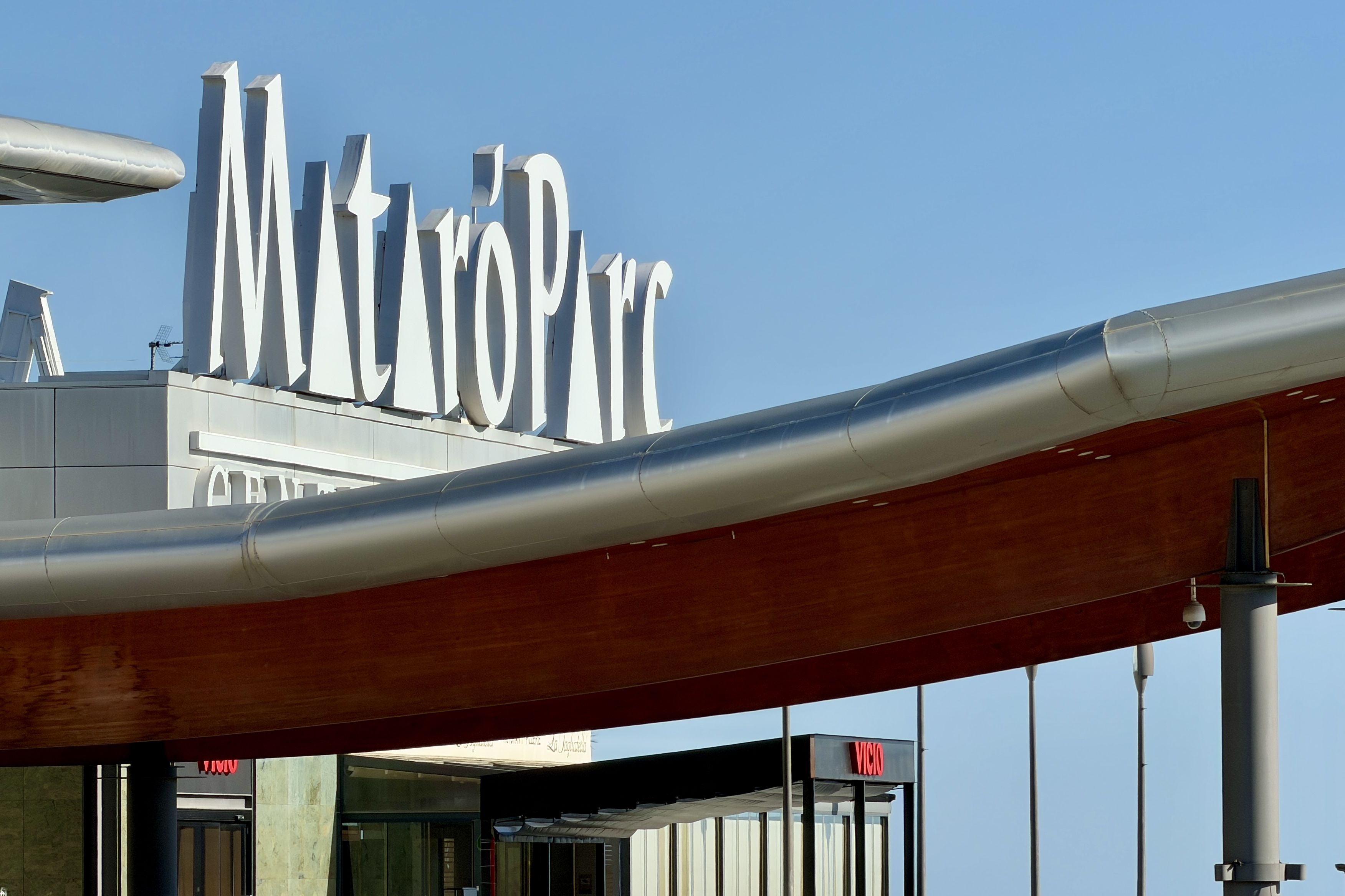 Detall del logotip de Mataró Parc, en un dels accessos al centre comercial | Jordi Pujolar (ACN)