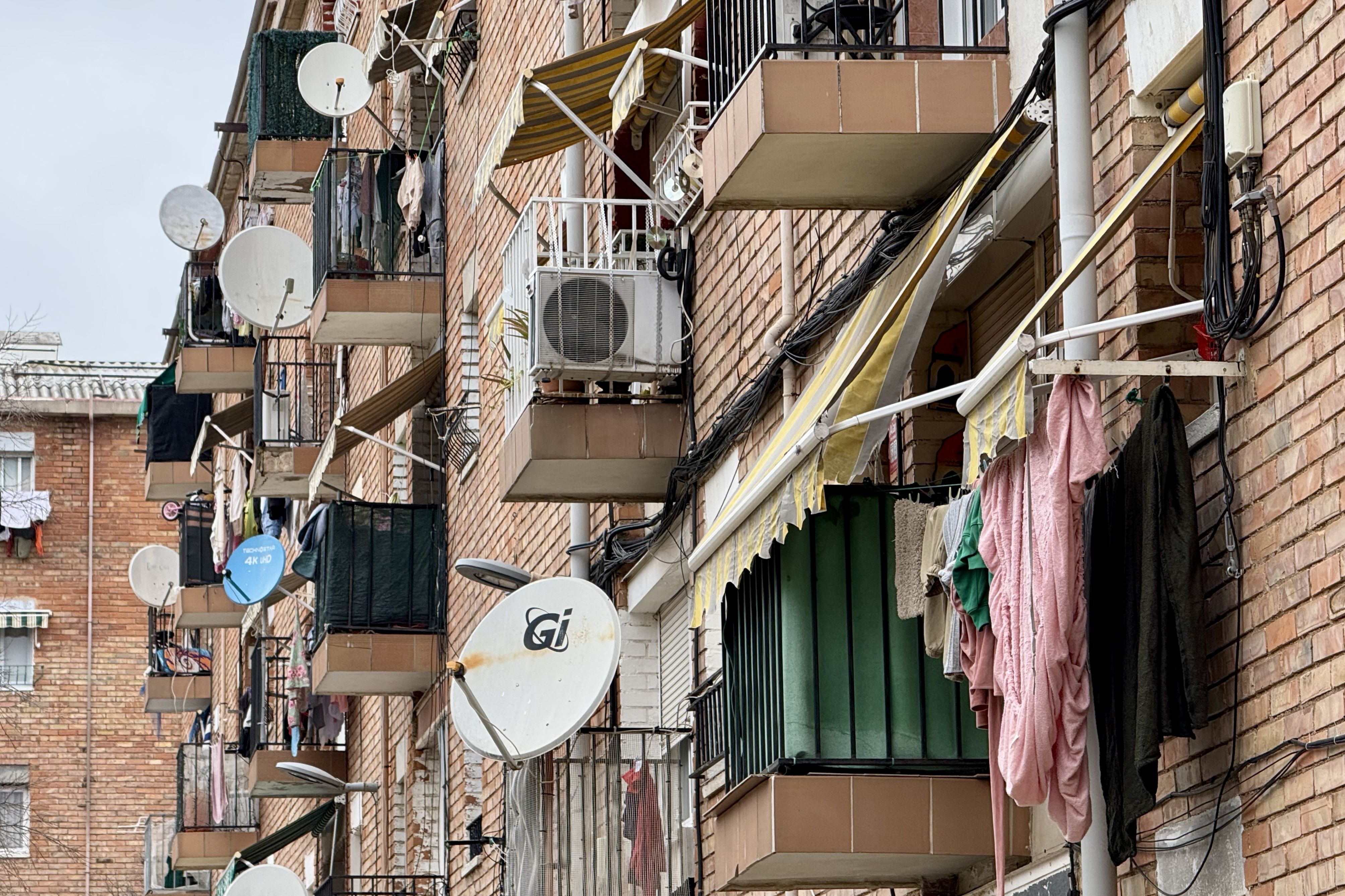 Balcons amb antenes parabòliques en un edifici de Ca n'Anglada | Albert Segura (ACN)
