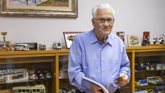 El president de l’operador de mobilitat Sagalés, Francesc Sagalés i Sala, fulleja un llibre de VIA Empresa | Marc Llibre Roig El president de l’operador de mobilitat Sagalés, Francesc Sagalés i Sala, fulleja un llibre de VIA Empresa | Marc Llibre Roig
