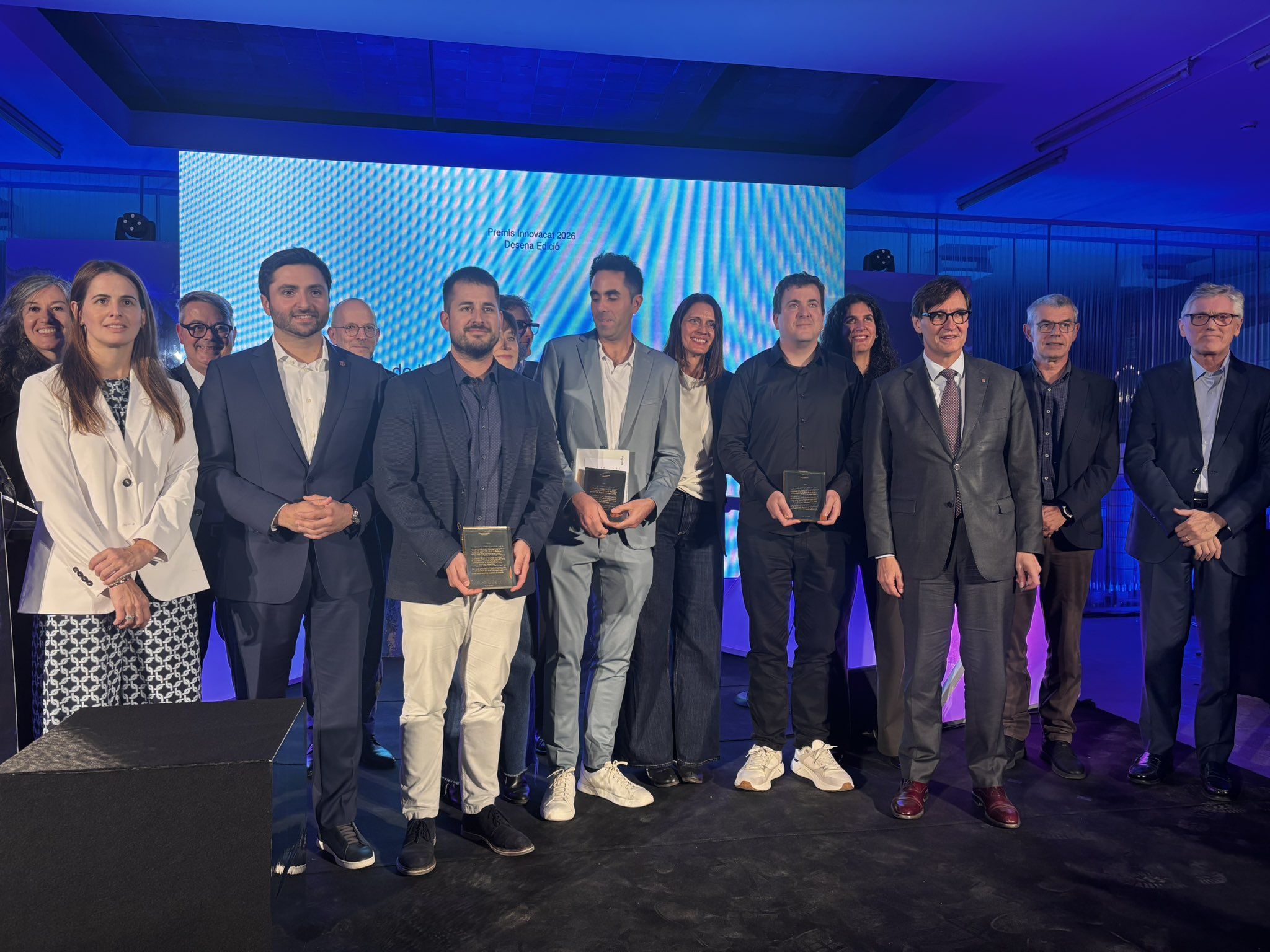 Els guardonats als Premis Innovacat, amb l'alcalde de Manlleu, Arnau Rovira, i el president Salvador Illa | Delegació del Govern a la Catalunya Central