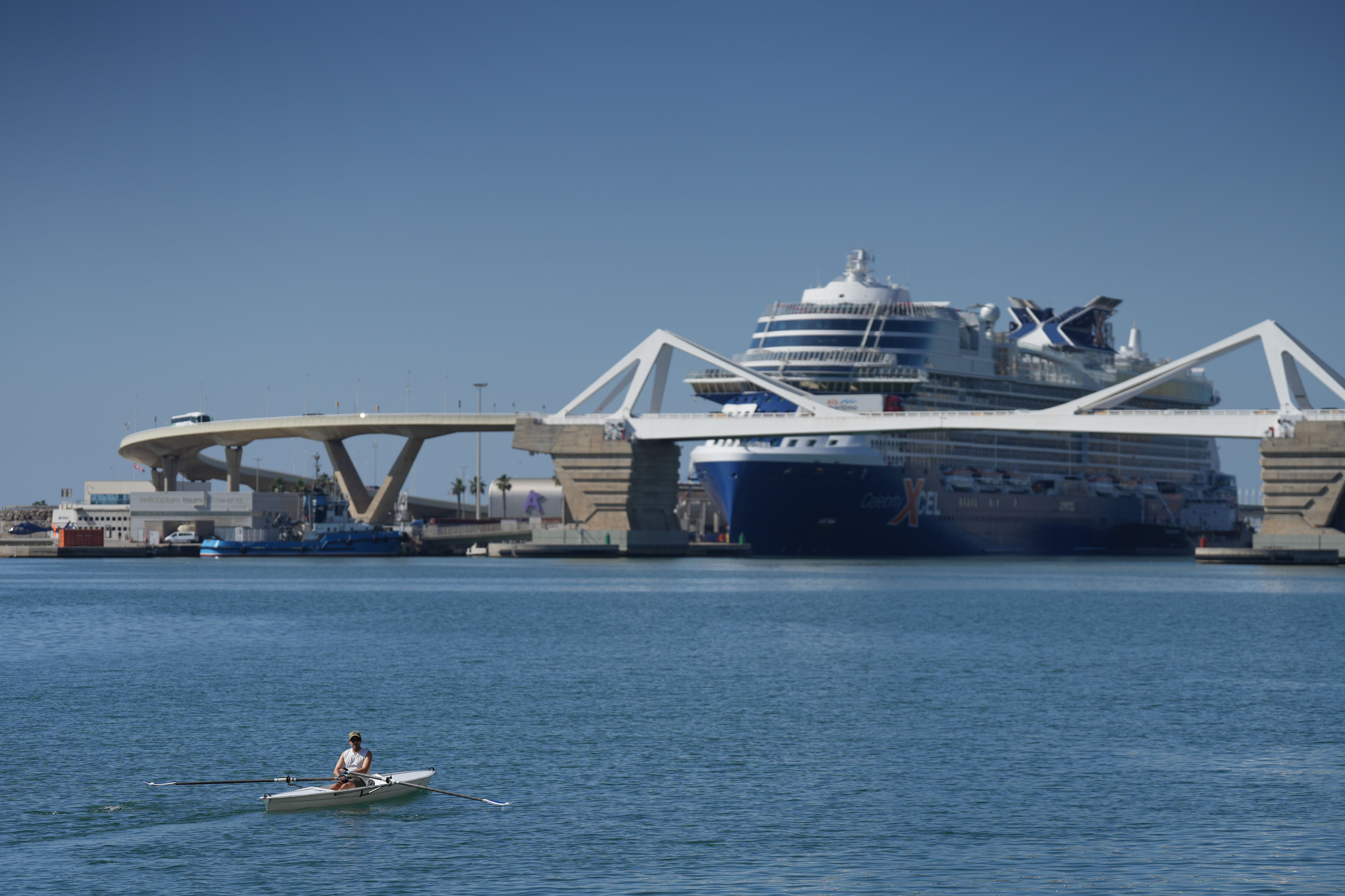 Un crucero junto al Pont d'Europa del Port de Barcelona | David Zorrakino (Europa Press)
