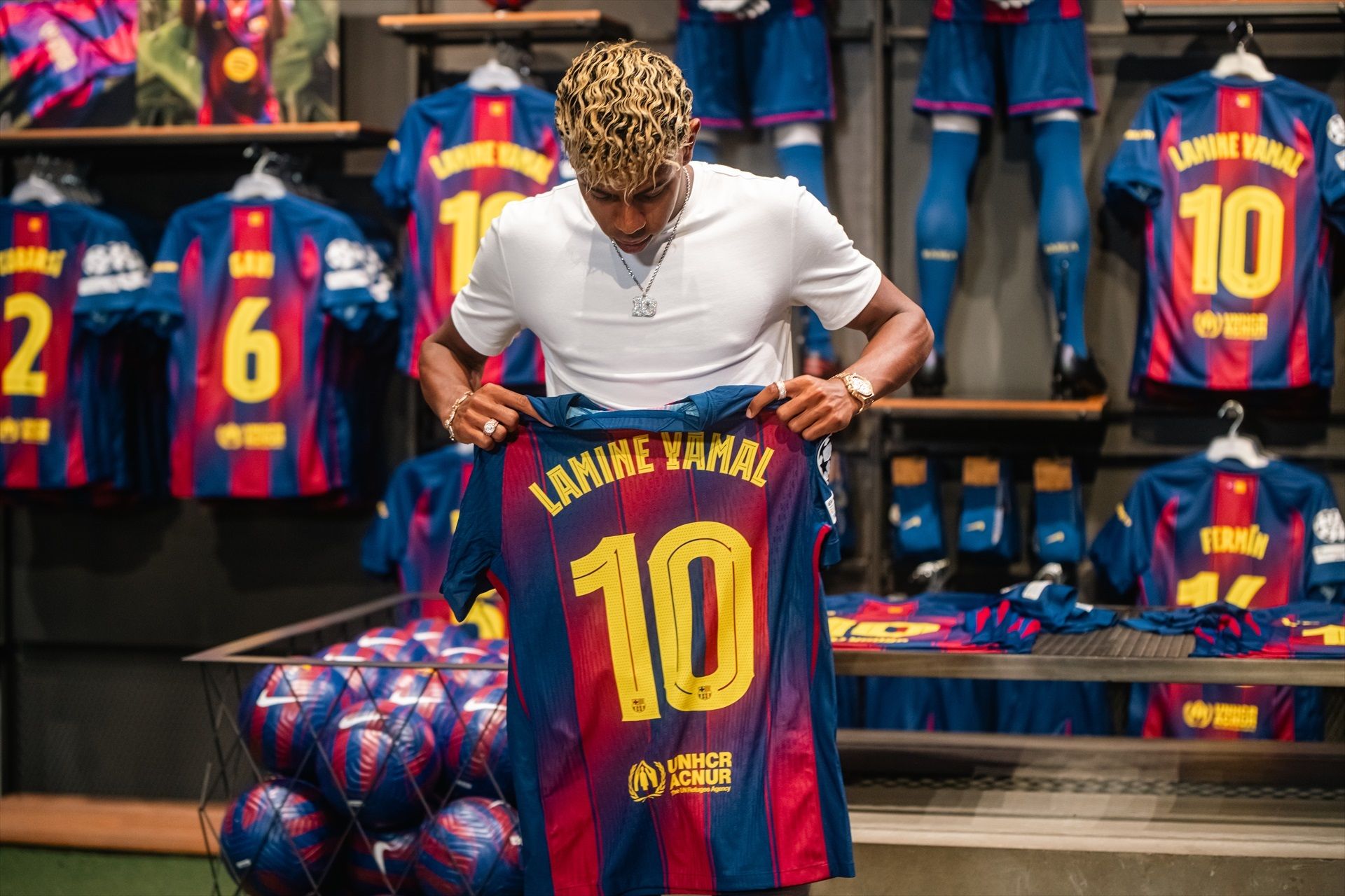 El futbolista del Barça, Lamine Yamal, amb una samarreta de la temporada passada | Europa Press