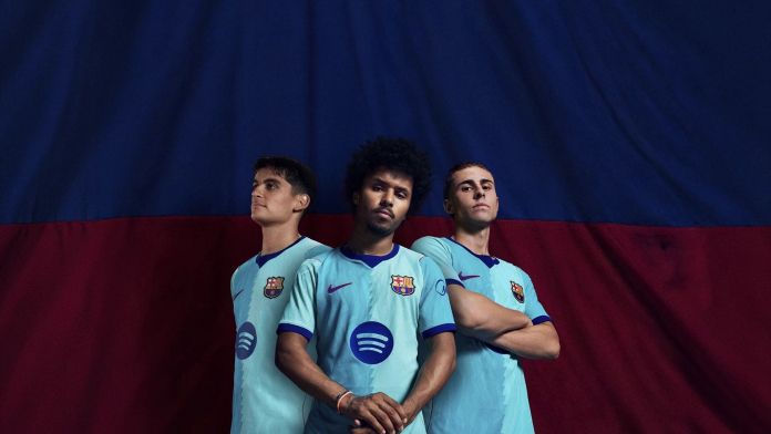 Gerard Martín, Karim Adeyemi i Fermín López, amb la tercera equipació del Barça per la temporada 2026/27 | Europa Press