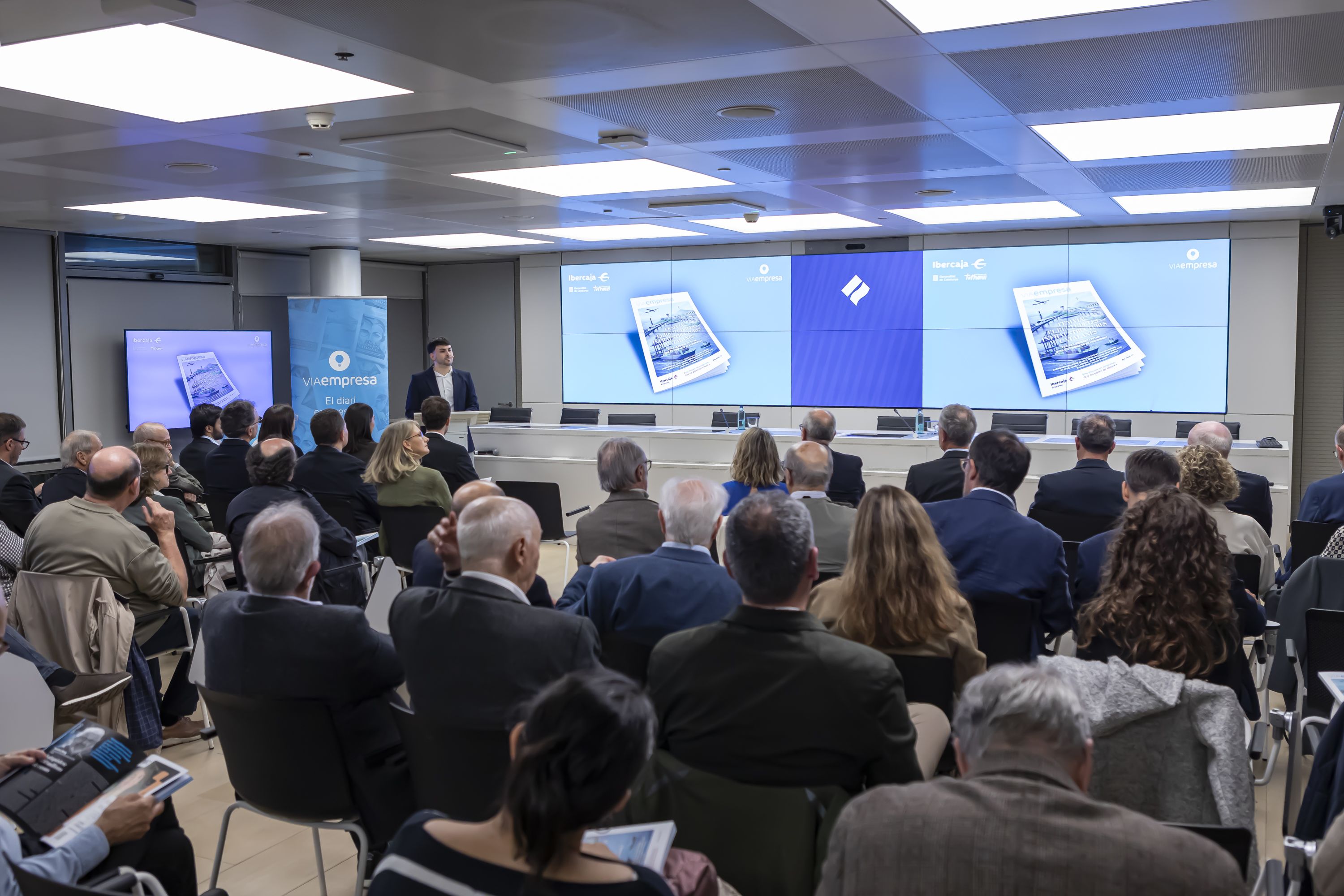 El director de VIA Empresa, Carlos Rojas, presenta els continguts del quart llibre del mitjà 'Fem via! El repte de les infraestructures catalanes' al Port de Barcelona | Marc Llibre Roig