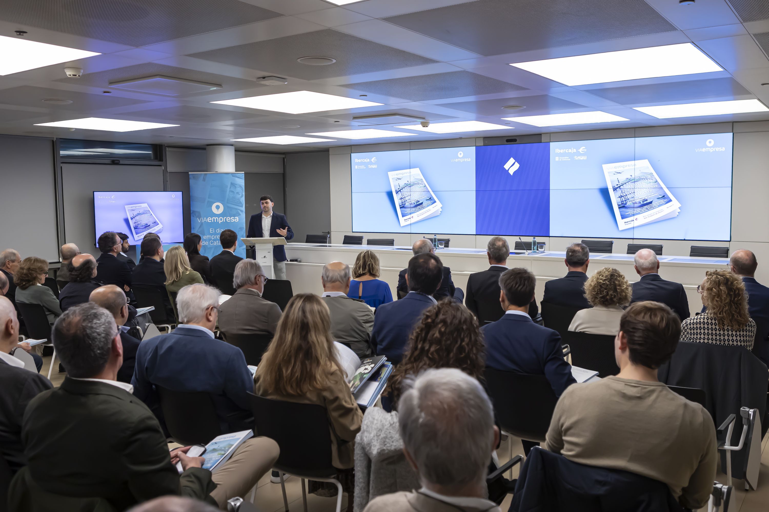 El director de VIA Empresa, Carlos Rojas, presenta els continguts del quart llibre del mitjà 'Fem via! El repte de les infraestructures catalanes' al Port de Barcelona | Marc Llibre Roig