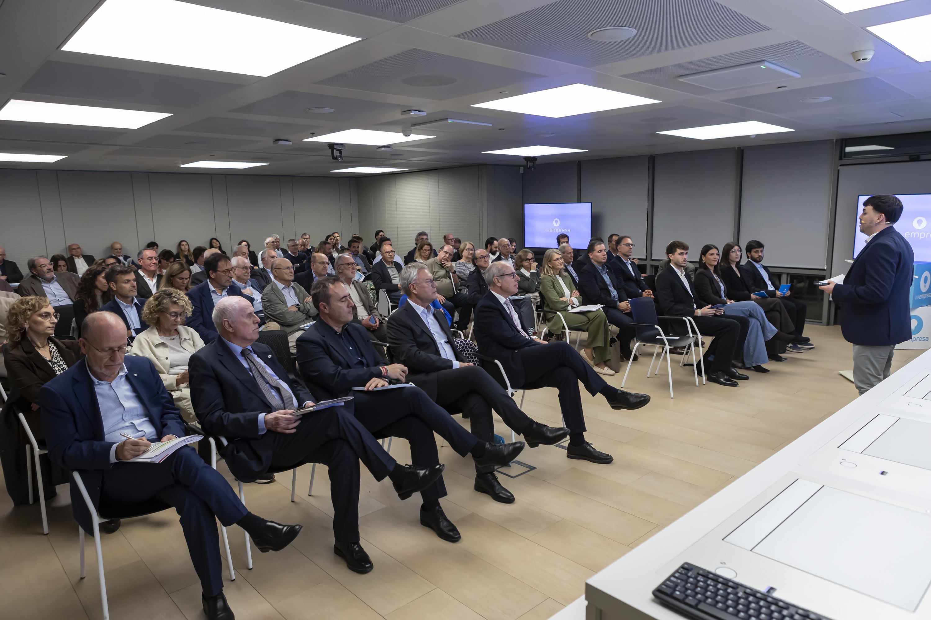 Diversos assistents a l'acte celebrat al Port de Barcelona | Marc Llibre