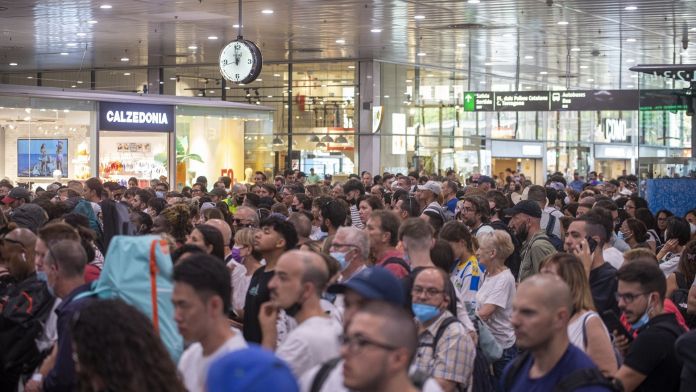 Centenars de persones a l'estació de Sants | Lorena Sopena (Europa Press) Centenars de persones a l'estació de Sants | Lorena Sopena (Europa Press)