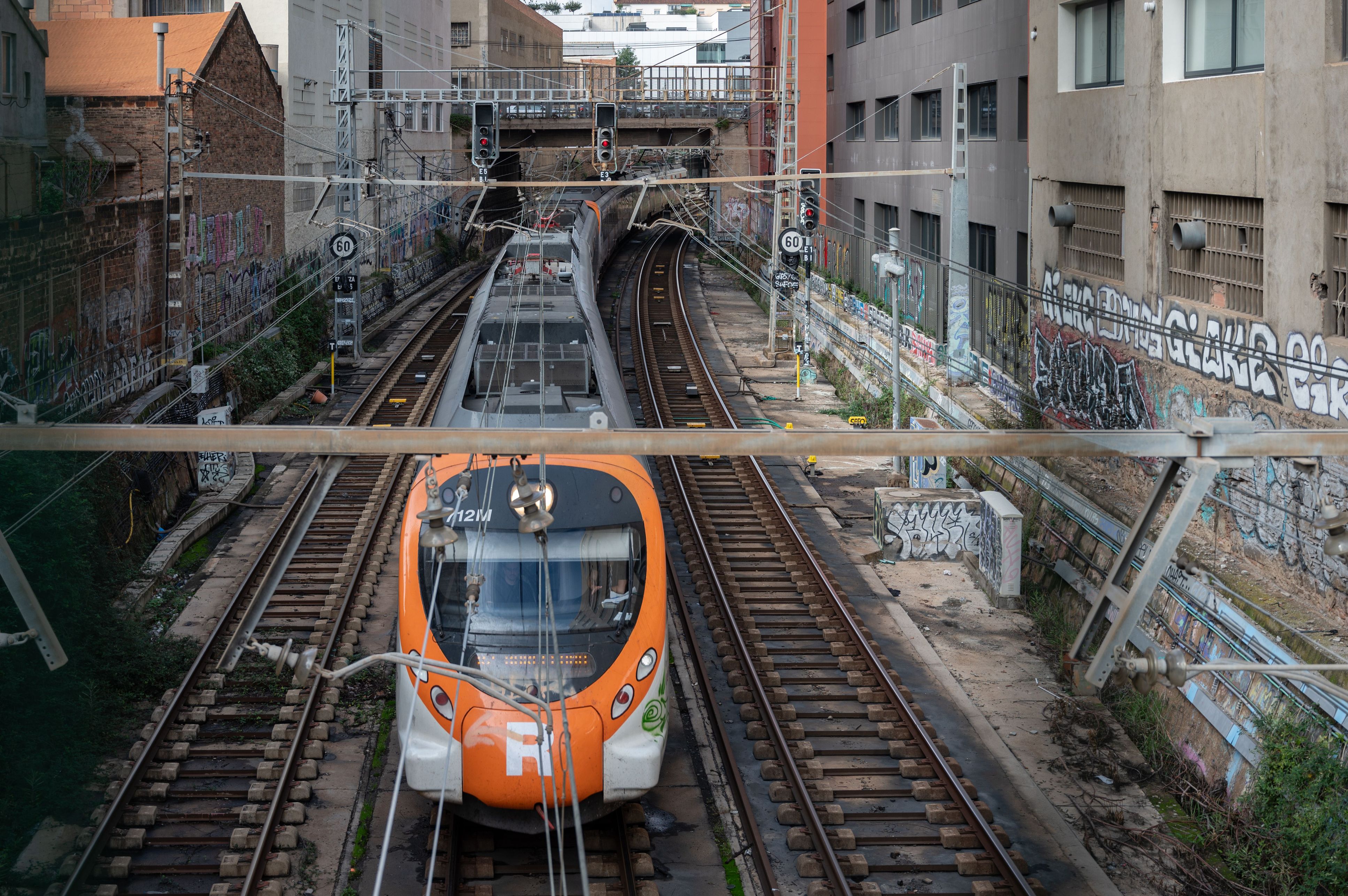 PRINCIPAL  Un Rodalies travessa uns edificis antics | Wirestock (iStock)