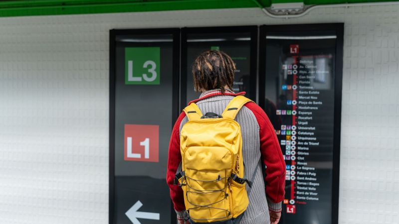 Un usuari del metro de Barcelona consulta els mapes de les línies L3 i L1 | Carlos Pereira (iStock) Un usuari del metro de Barcelona consulta els mapes de les línies L3 i L1 | Carlos Pereira (iStock)