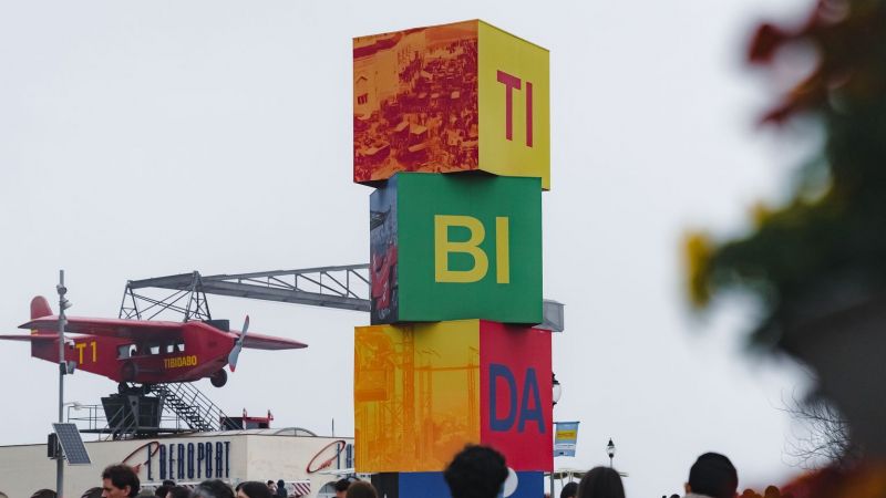 Els cubs del Tibidabo. De fons, l'Avió | Josbel A. Tinoco (Imatges Barcelona) Els cubs del Tibidabo. De fons, l'Avió | Josbel A. Tinoco (Imatges Barcelona)