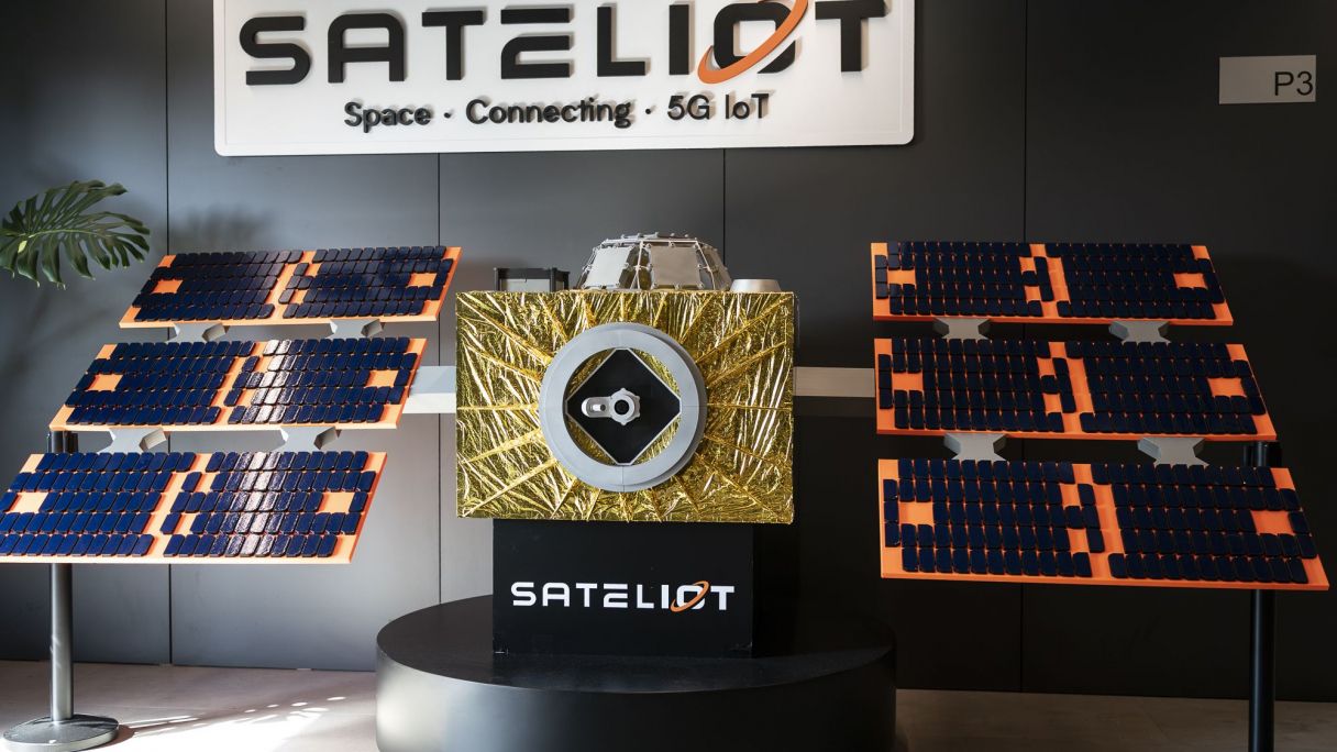 Maqueta de Tritó, el satèl·lit de segona generació de Sateliot, a l'entrada de la seu de l'empresa | Mireia Comas Maqueta de Tritó, el satèl·lit de segona generació de Sateliot, a l'entrada de la seu de l'empresa | Mireia Comas