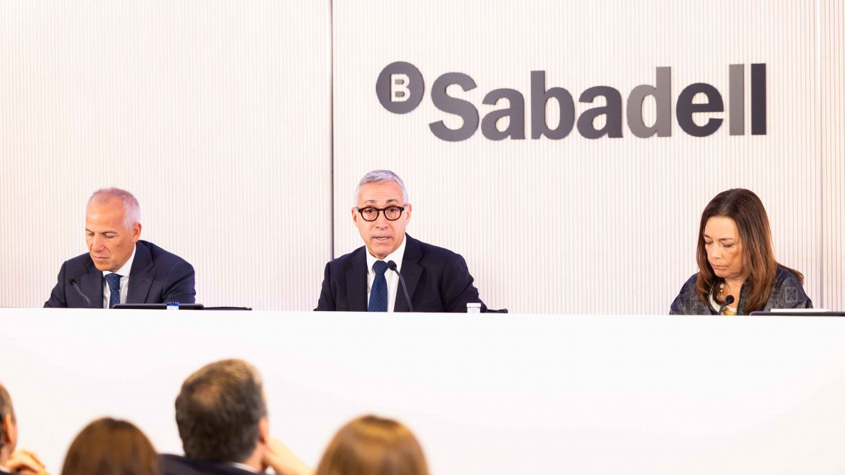 El director financer del Banc Sabadell, Sergio Palavecino; el conseller delegat, Marc Armengol, i la directora general, Virginia Zafra, durant la presentació de resultats de l'entitat | Cedida pel Banc Sabadell El director financer del Banc Sabadell, Sergio Palavecino; el conseller delegat, Marc Armengol, i la directora general, Virginia Zafra, durant la presentació de resultats de l'entitat | Cedida pel Banc Sabadell