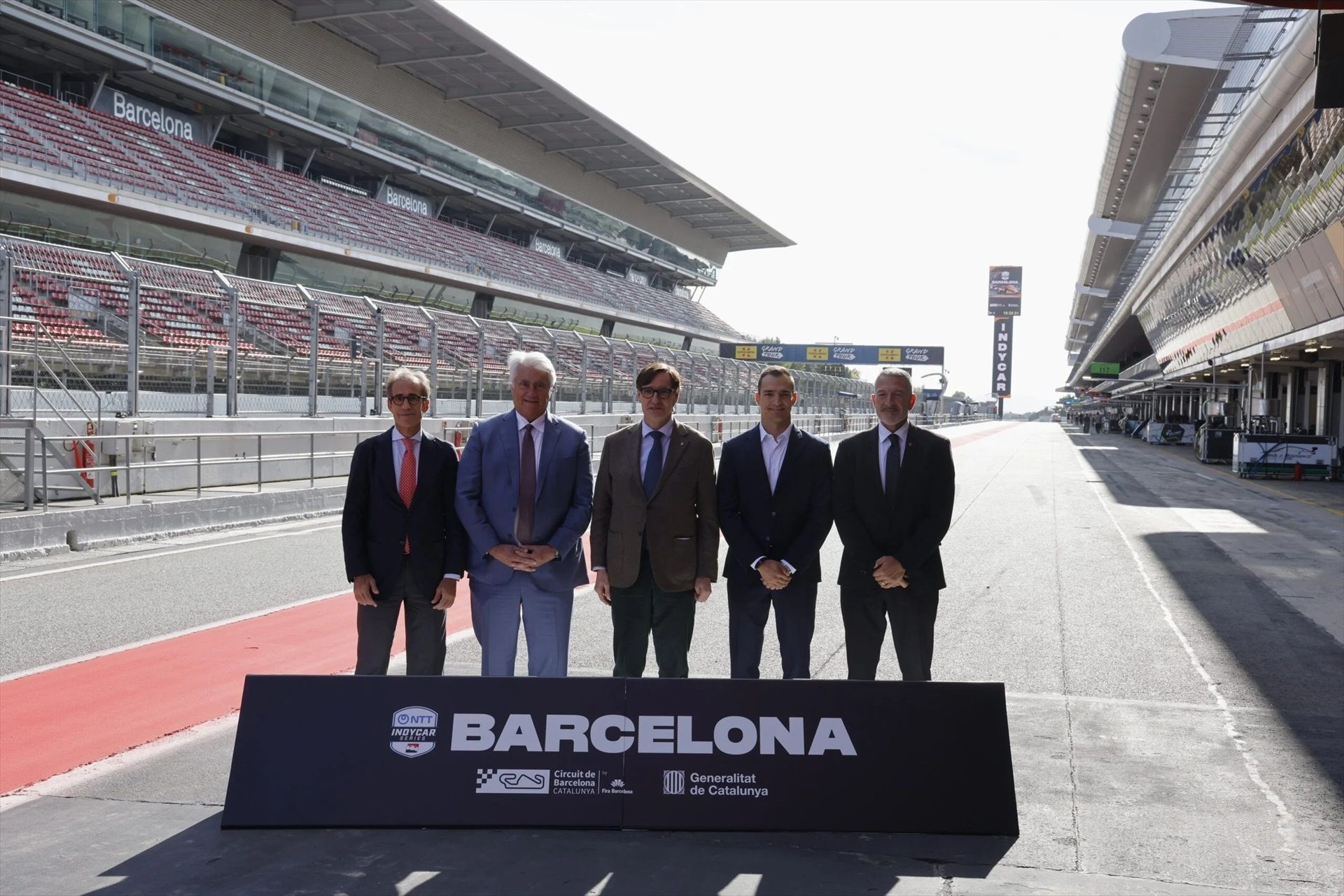 El president de la Generalitat, Salvador Illa; del Consell d'Administració de Fira de Barcelona i Fira Circuit, Pau Relat; el conseller delegat de Penske Entertainment Corp, Mark Miles; i el conseller d´Empresa, Miquel Sàmper, i el pilot català Àlex Palou | Circuit de Barcelona-Catalunya