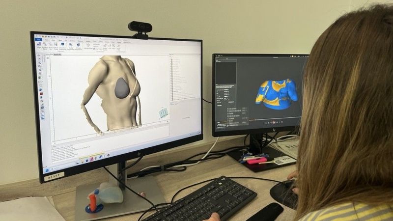 Una membre de l'equip de Pit3D treballa en el disseny de les pròtesis | Cedida Una membre de l'equip de Pit3D treballa en el disseny de les pròtesis | Cedida