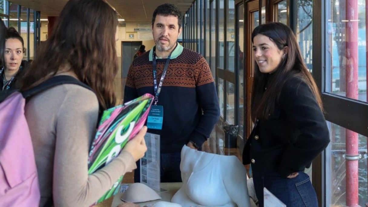 Toni Nadal i Paula Ferrer ensenyen les pròtesis de Pit3D a la universitat | Cedida Toni Nadal i Paula Ferrer ensenyen les pròtesis de Pit3D a la universitat | Cedida