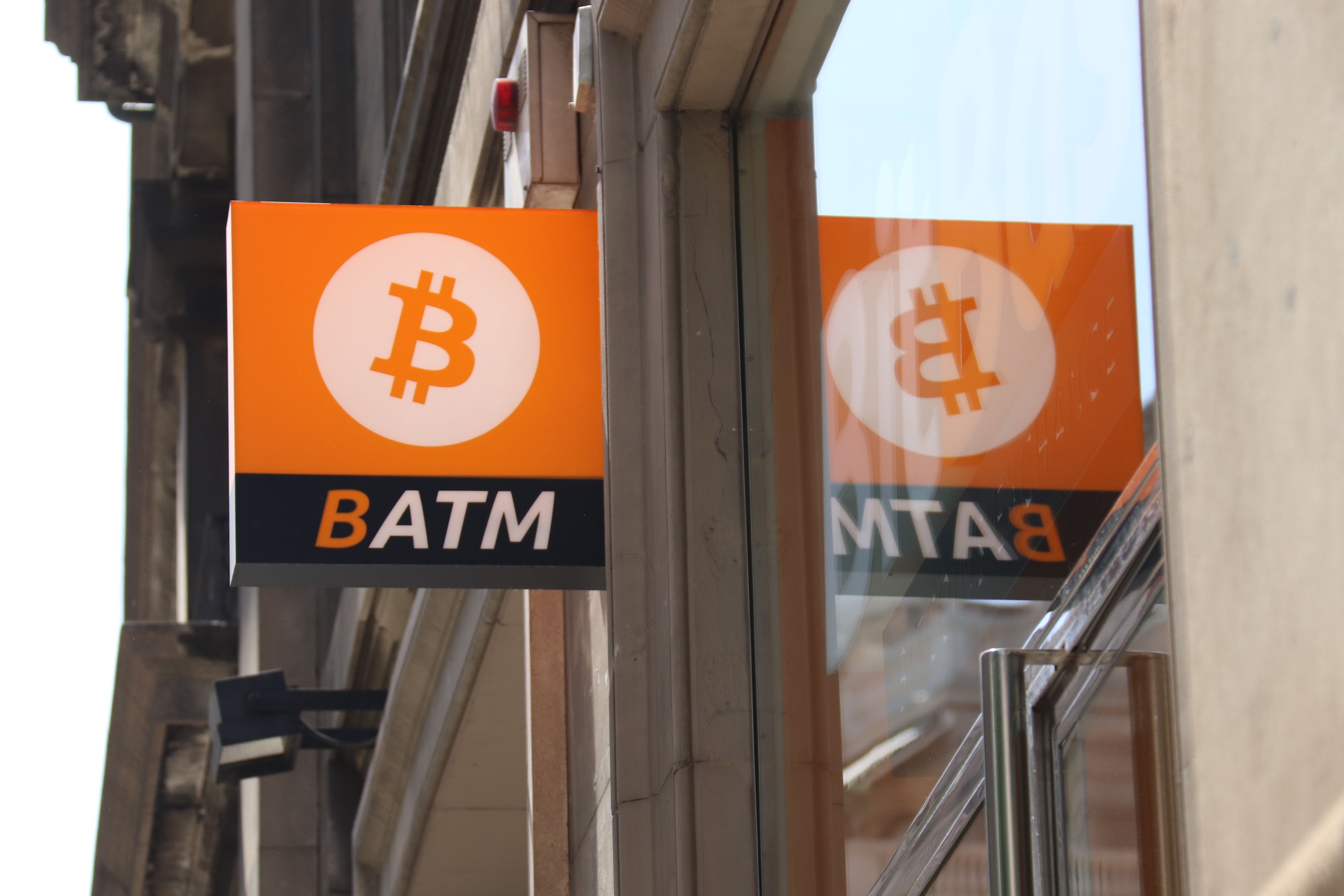 El cartell d'una botiga de Bitbase, on es pot comprar i vendre criptomonedes, el maig de 2022 | Aina Martí (ACN)