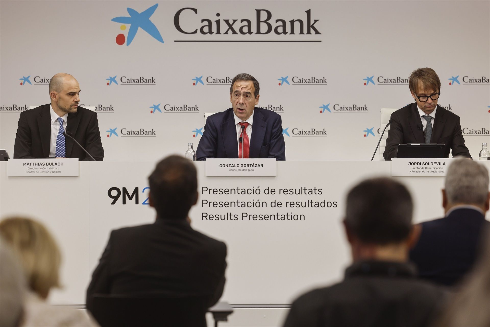 El director de comptabilitat, control de gestió i capital de CaixaBank, Matthias Bulach; el conseller delegat de l'entitat, Gonzalo Gortázar, i el nou director de comunicació, Jordi Soldevila, durant la presentació de resultats d'aquest divendres a València | Rober Solsona (Europa Press) El director de comptabilitat, control de gestió i capital de CaixaBank, Matthias Bulach; el conseller delegat de l'entitat, Gonzalo Gortázar, i el nou director de comunicació, Jordi Soldevila, durant la presentació de resultats d'aquest divendres a València | Rober Solsona (Europa Press)