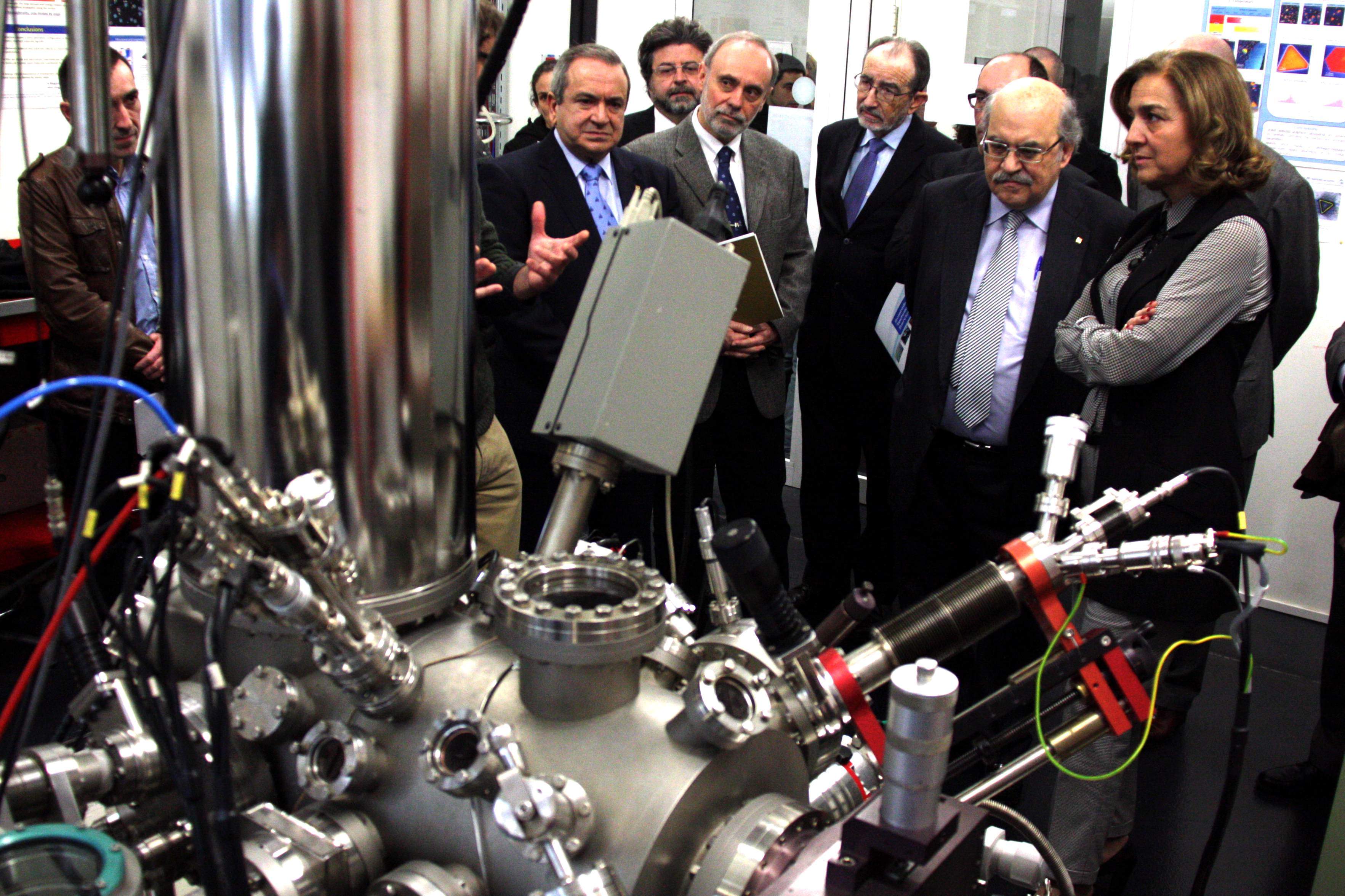 Carmen Vela en una visita a los laboratorios del ICN2 (Horizonte 2020)