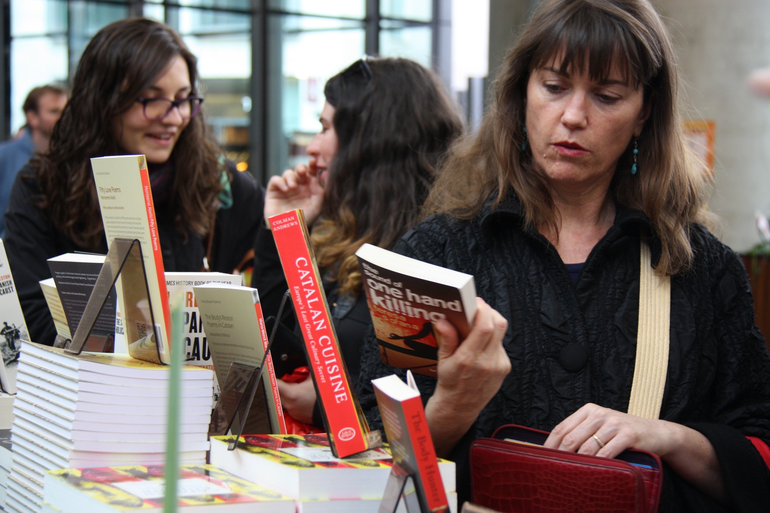 Una lectora agafa un llibre Una lectora agafa un llibre