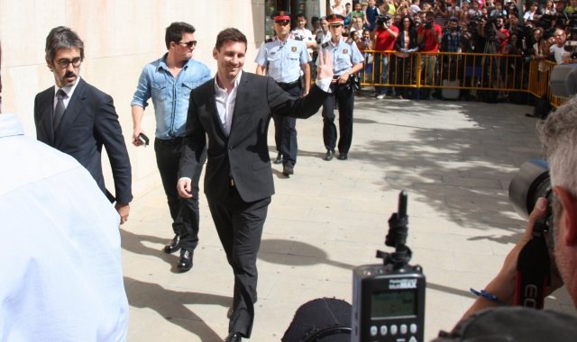 Leo Messi sortint dels jutjats l'any 2013 després dels seus problemes amb Hisenda