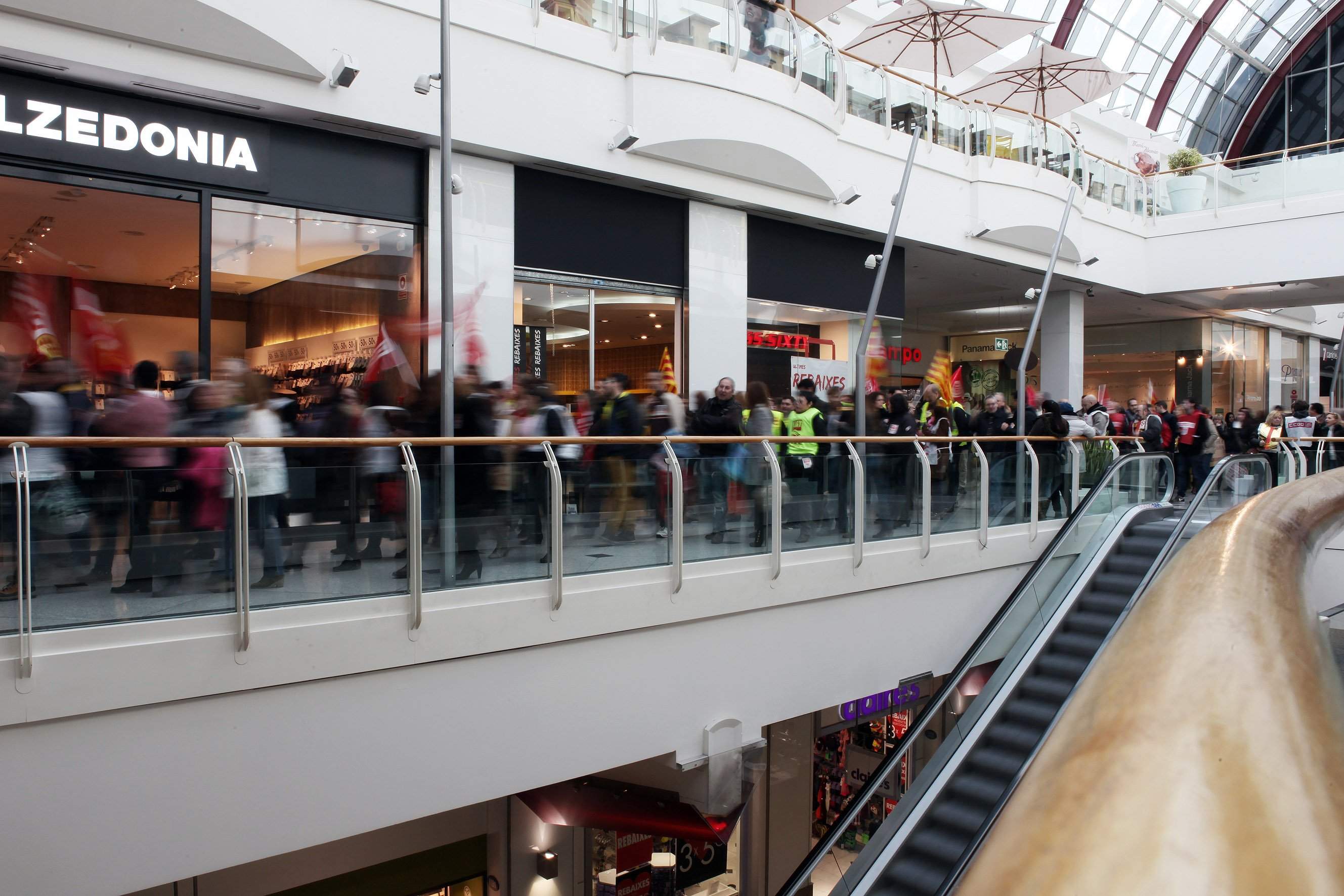 Afluència de gent al centre comercial de Diagonal Mar