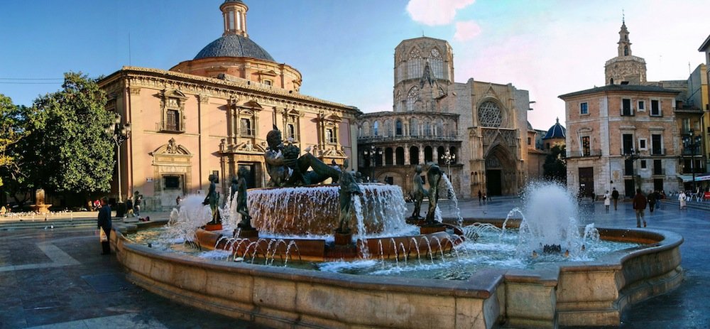 La plaza de la Virgen de Valencia La plaza de la Virgen de Valencia