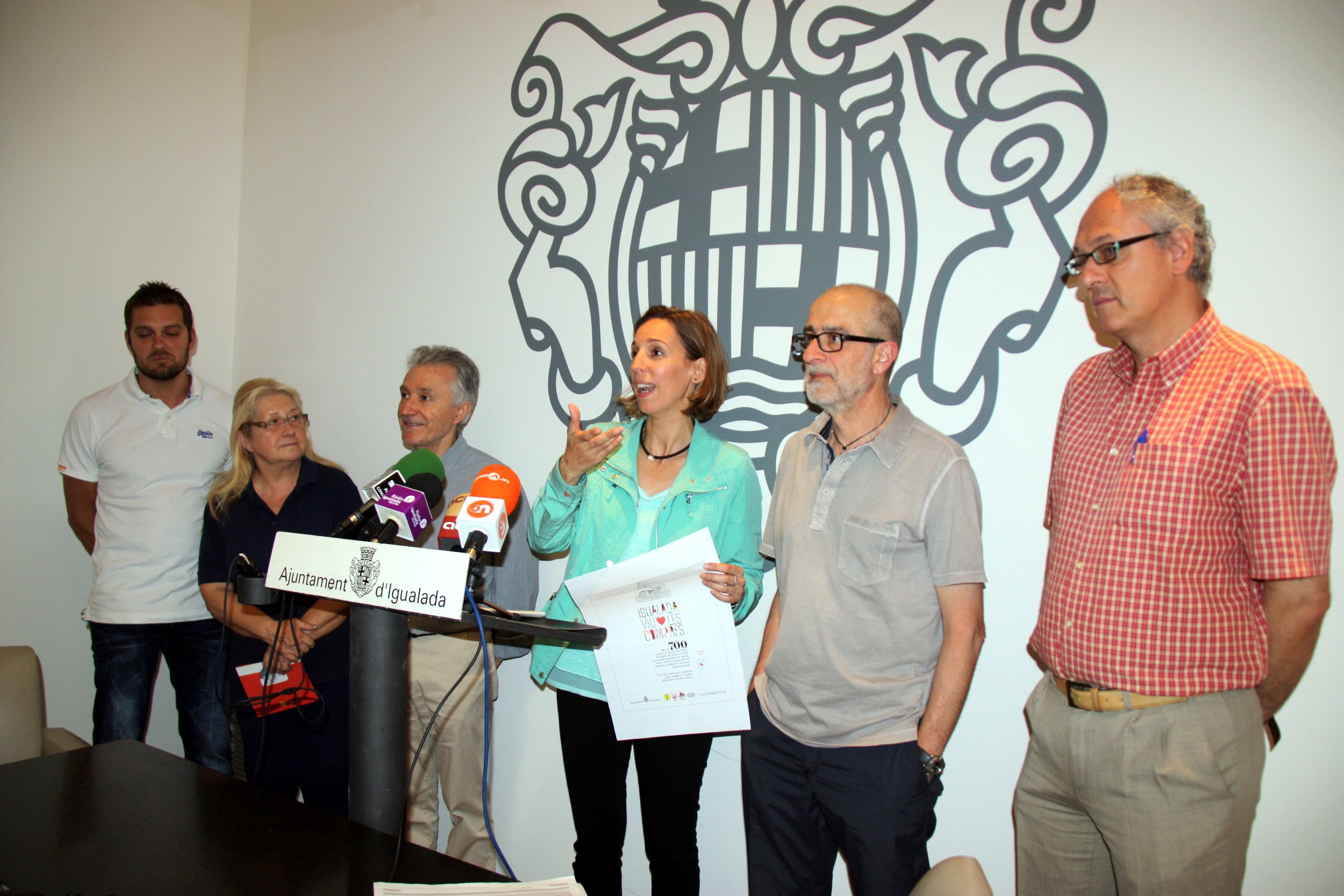 Chacón, acompanyada pels representants de les associacions comercials d'Igualada.