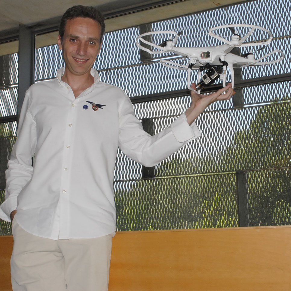 Joan Lesán amb el 'drone' que va fer volar a la Sagrada Família Joan Lesán amb el 'drone' que va fer volar a la Sagrada Família