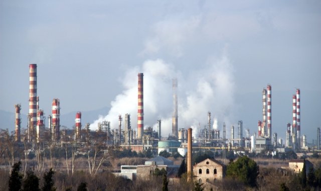 Xemeneies d'empreses del sector químic a Catalunya