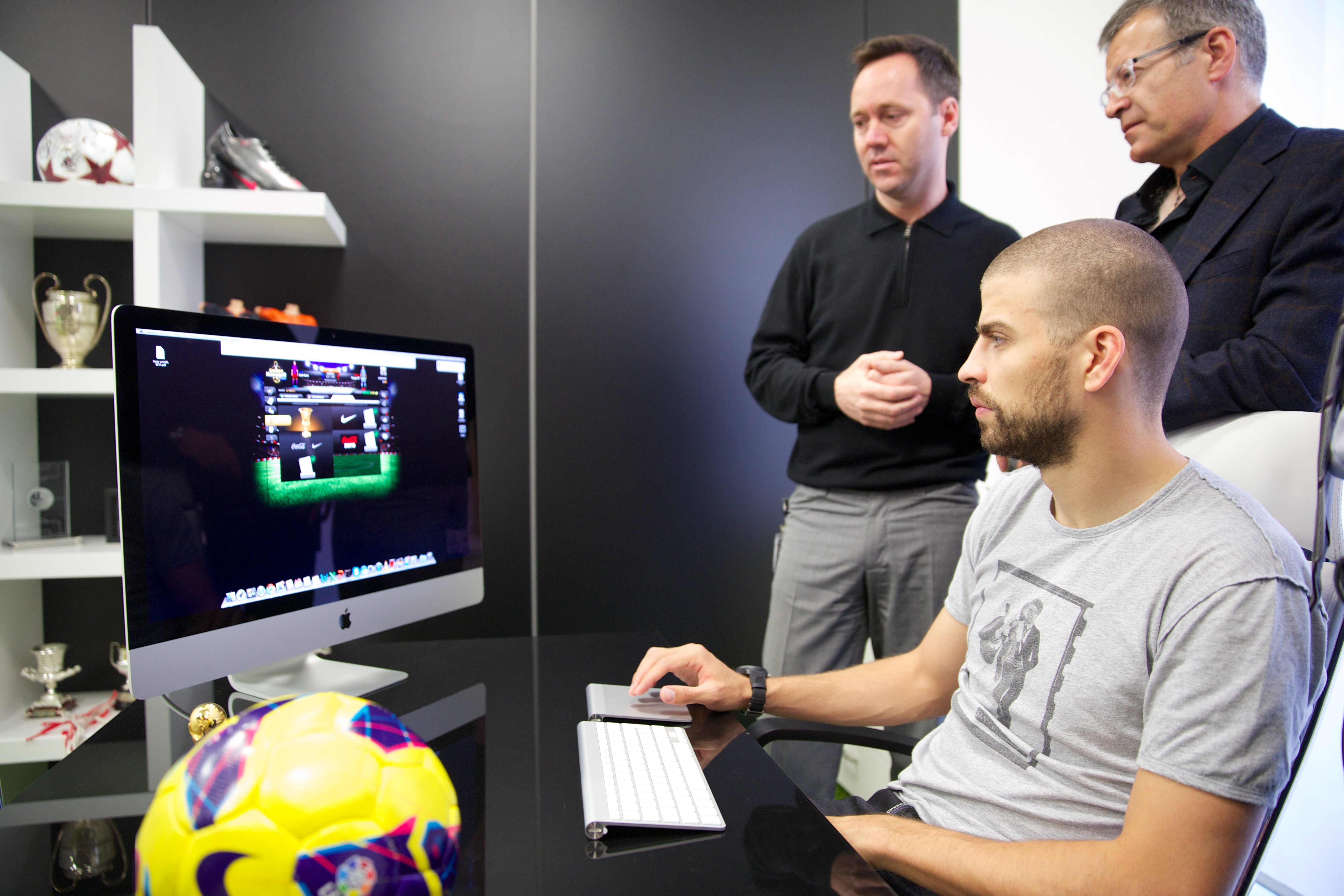 Alberto Guerrero con Gerard Piqué en la sede de Kerad Games Alberto Guerrero con Gerard Piqué en la sede de Kerad Games
