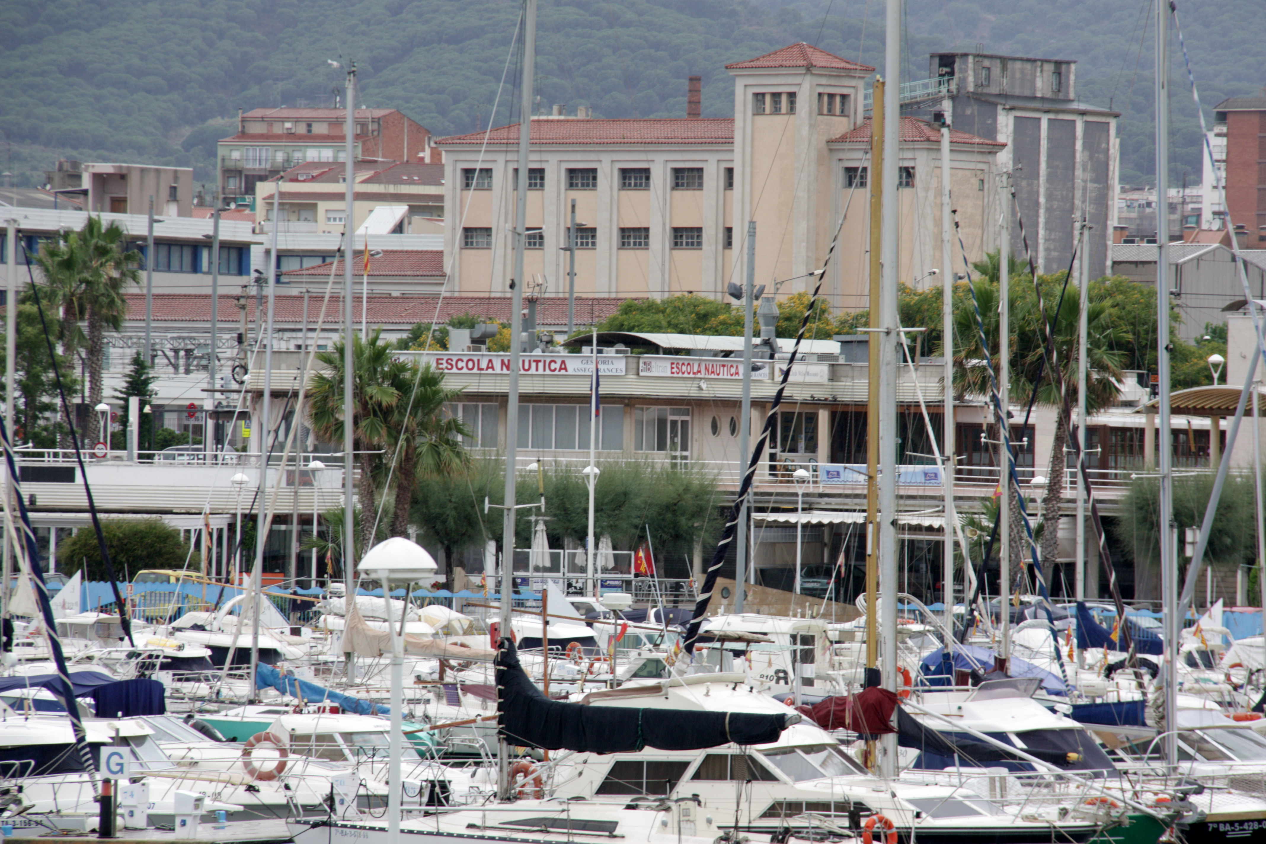 Vaixells al Port de Mataró, amb la zona comercial al fons