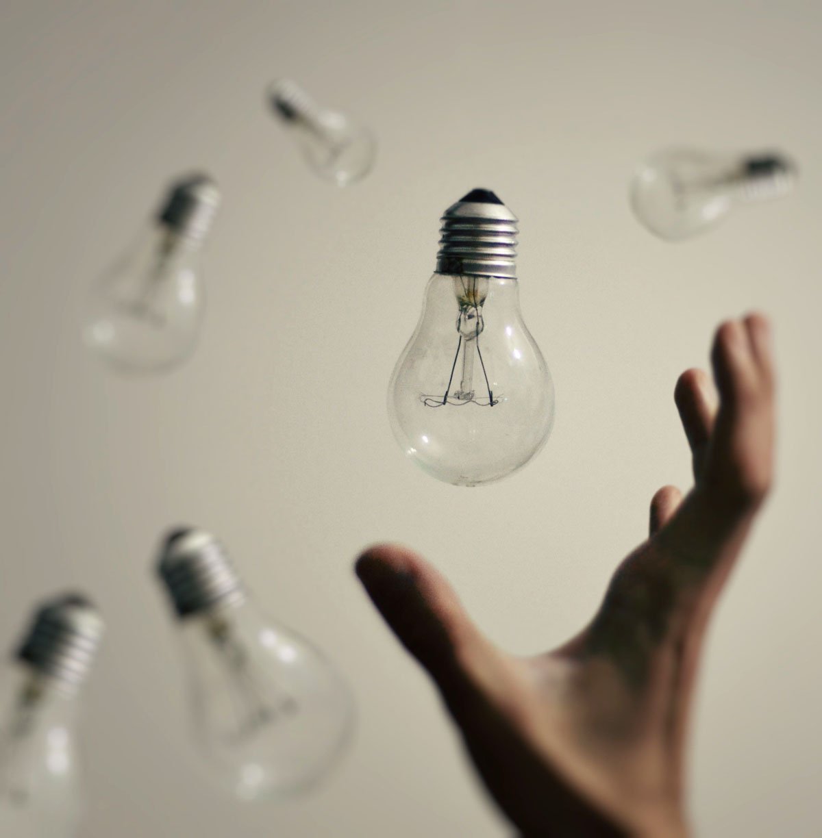 A causa de l'aparició d'Internet i les noves tecnologies, la vulneració pot ser de mil formes diferents A causa de l'aparició d'Internet i les noves tecnologies, la vulneració pot ser de mil formes diferents
