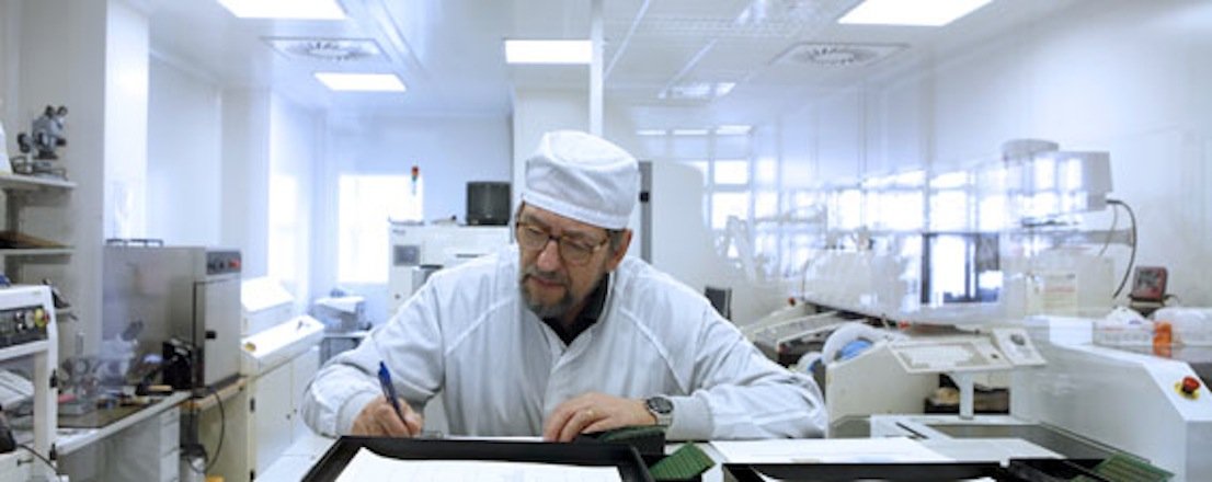 Un treballador de Microson