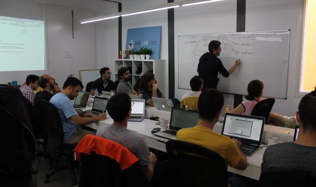 Una de les classes a SkyLab Coders | Cedida