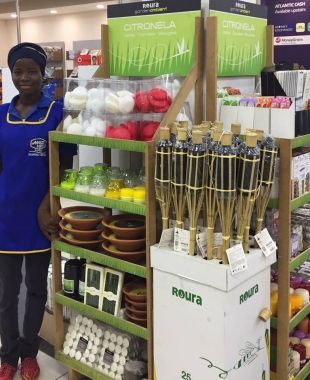 Ceres Roura exporta les seves espelmes antimosquits a l'Àfrica