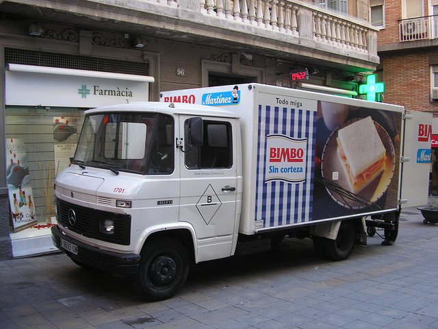 Una furgoneta de Bimbo repartint a Barcelona Una furgoneta de Bimbo repartint a Barcelona