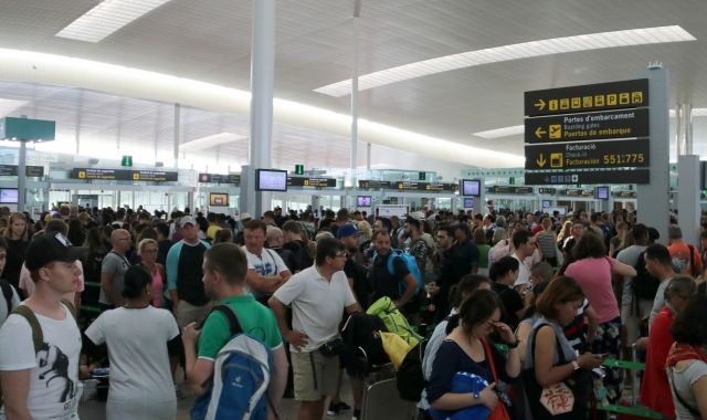 Cues al control de seguretat de la Terminal T1 de l'aeroport de Barcelona-El Prat