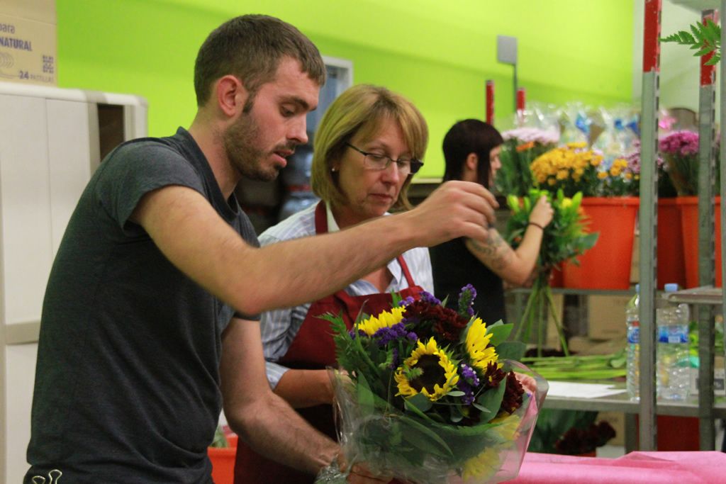L'empresa, fundada el 2002, es dedica a l'enviament de flors, plantes i cistelles de regals a domicili L'empresa, fundada el 2002, es dedica a l'enviament de flors, plantes i cistelles de regals a domicili