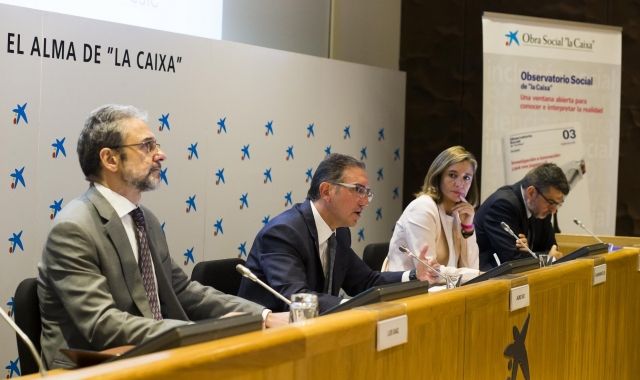 Jaume Giró, director general de Fundació Bancària la Caixa, presenta el dossier de l'Observatori Social de la Caixa, amb els autors