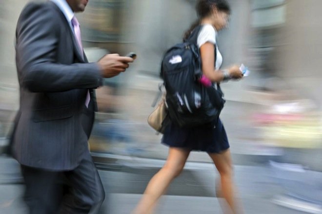 Los usuarios de móvil suelen consultar Internet también mientras andan Los usuarios de móvil suelen consultar Internet también mientras andan