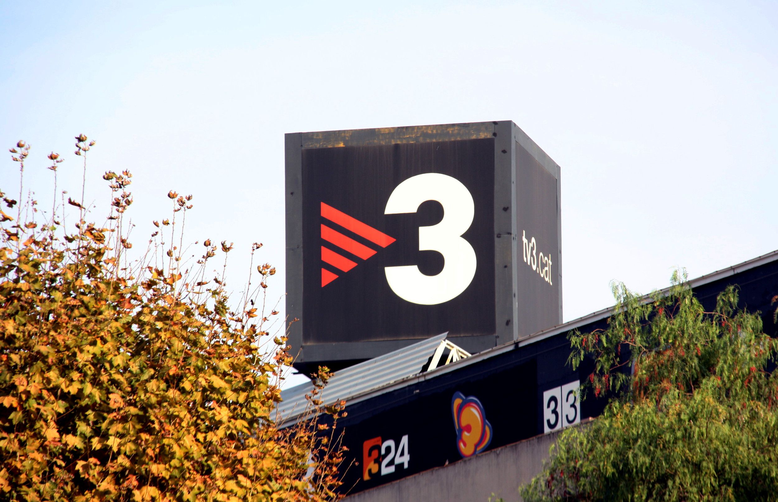 Logotip de TV3 situat al sostre dels estudis de TVC. P. Cortina (ACN) 
