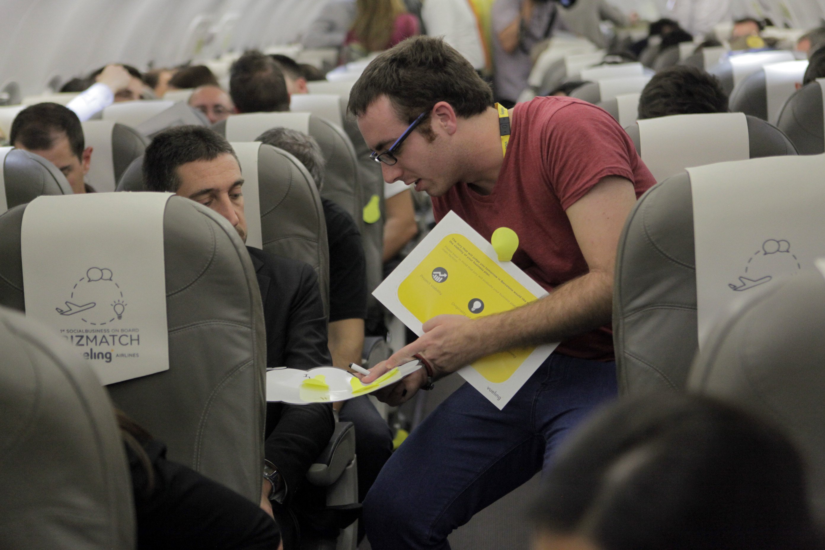 La primera sessió de 'networking on board' s'ha celebrat durant el vol Milà-Barcelona