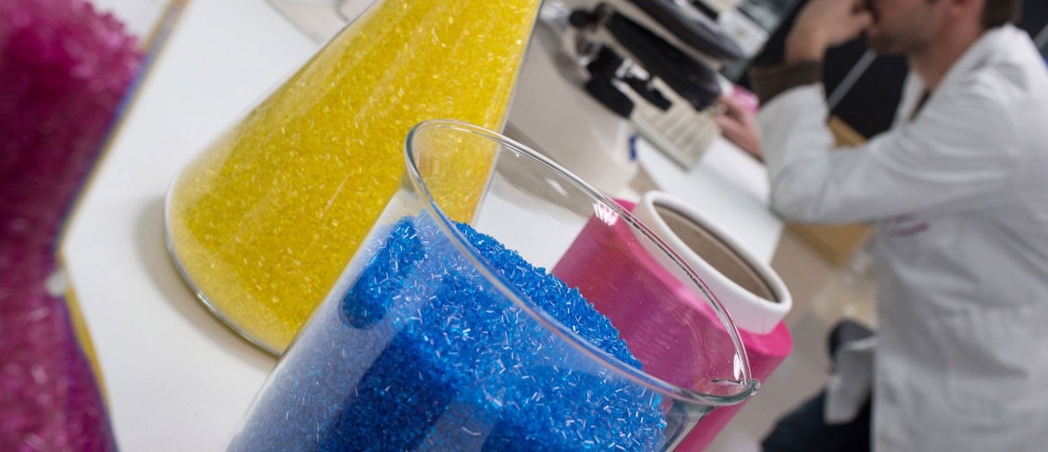 IQAP està dedicada a la fabricació i comercialització de masterbatches de color IQAP està dedicada a la fabricació i comercialització de masterbatches de color
