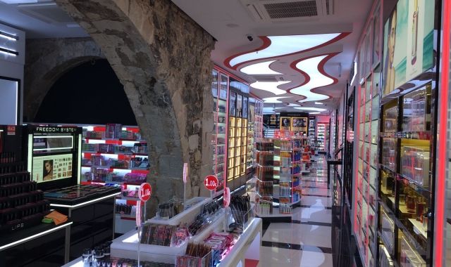 Interior de la perfumeria Primor a Porta Ferrisa | Cedida