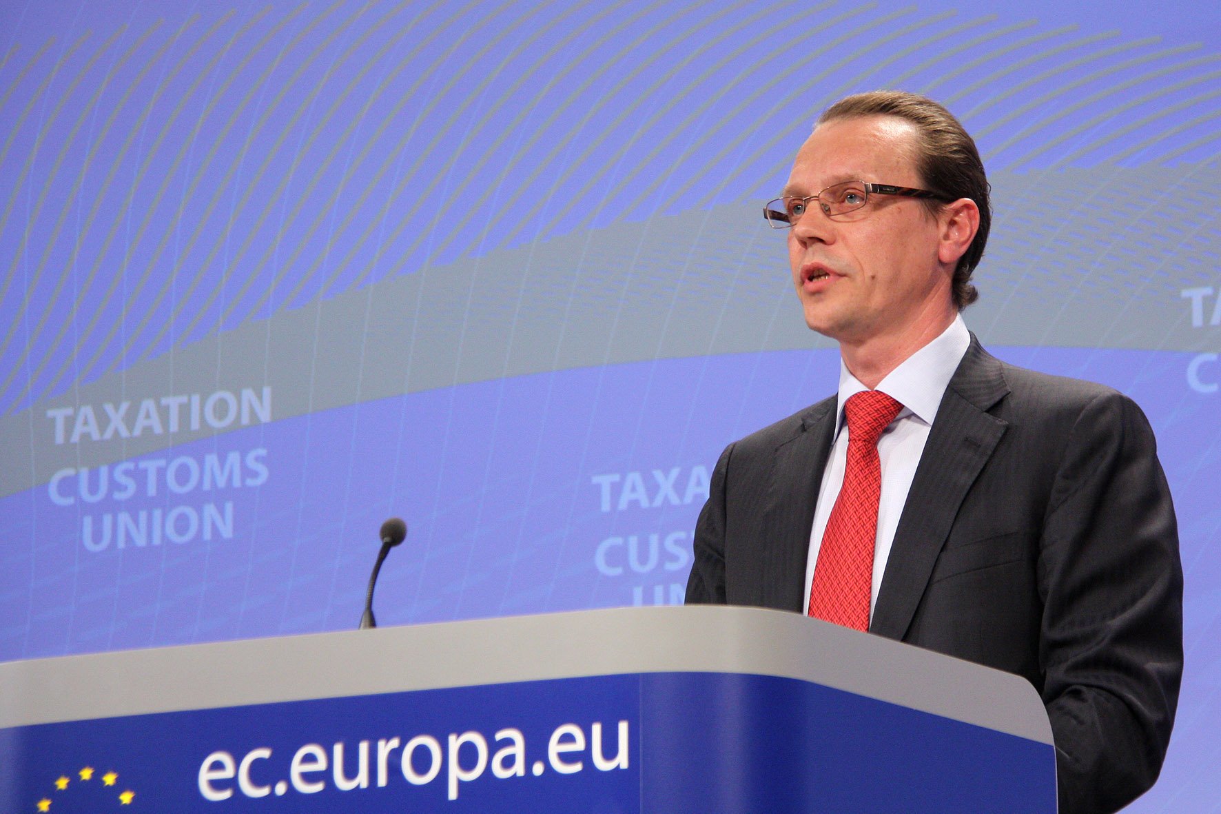 El comisari europeu de Fiscalitat ha demanat més mesures de control El comisari europeu de Fiscalitat ha demanat més mesures de control