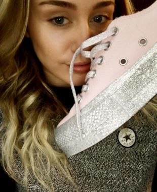 MILEY CYRUS Y CONVERSE 4