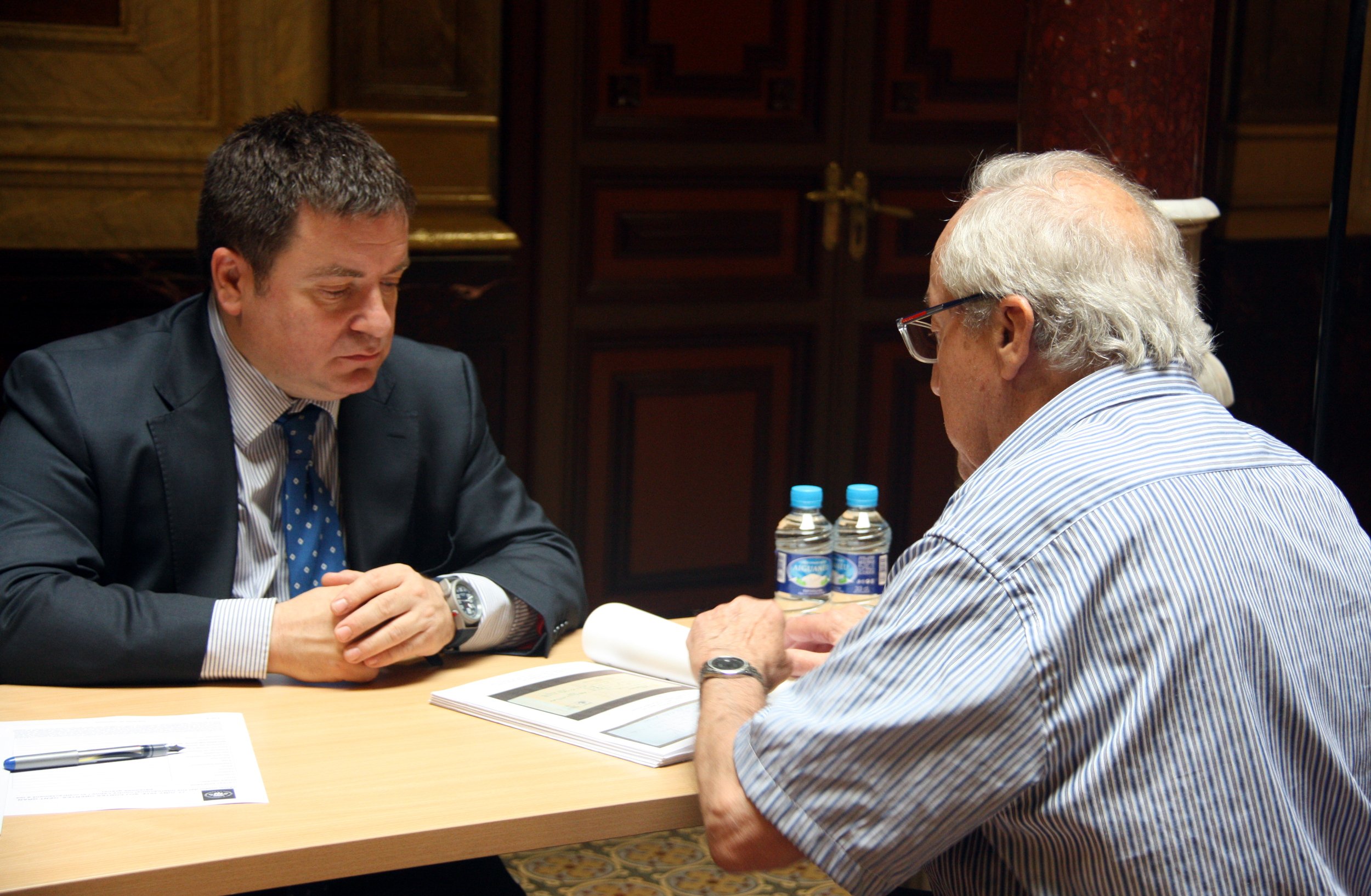 Un treballador realitzant una consulta tècnica 