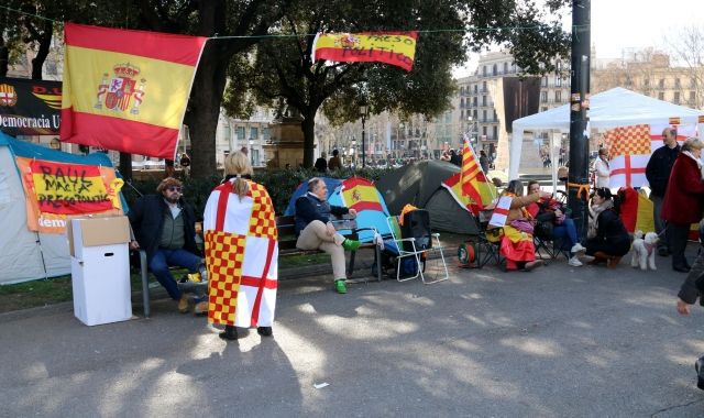 Manifestants amb la bandera de Tabàrnia, a plaça Catalunya | J. Bataller (ACN) 