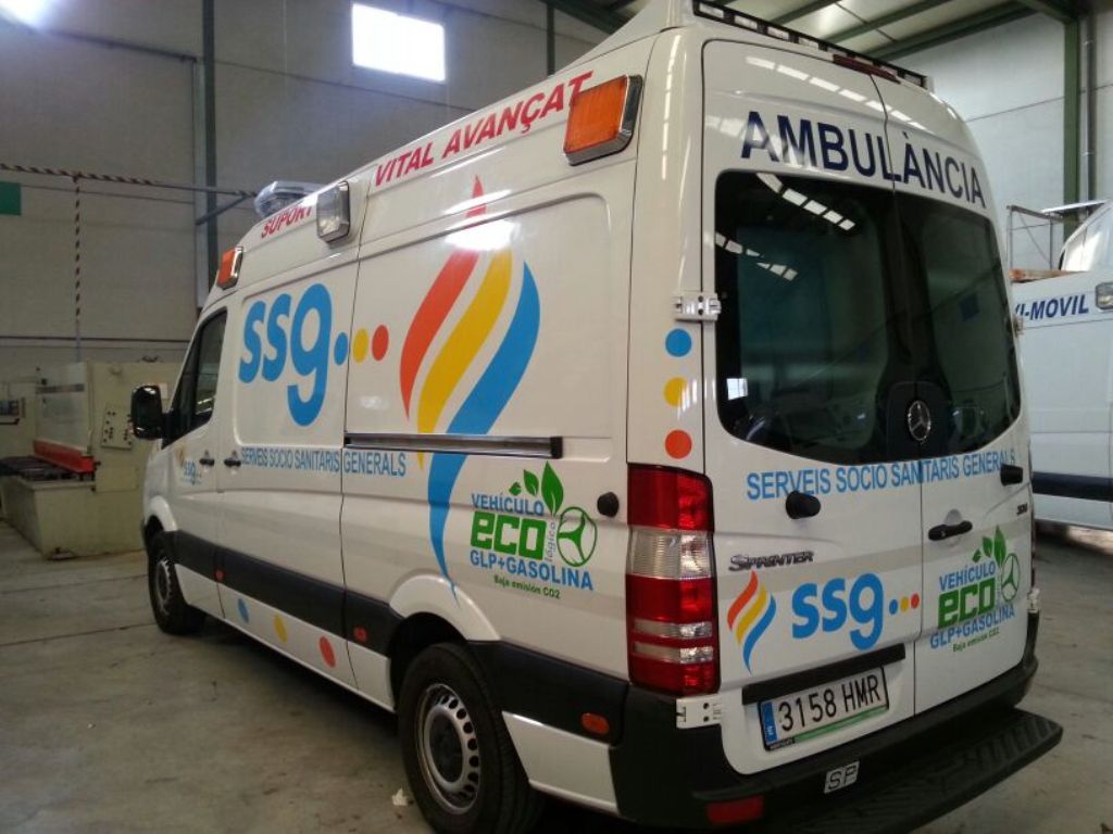 Una ambulància de l'empresa Serveis Sociosanitaris Generals 